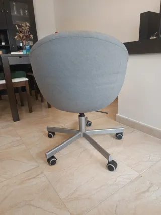 Silla de escritorio gris giratoria con ruedas