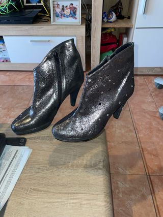 Botines plateados con pedrería