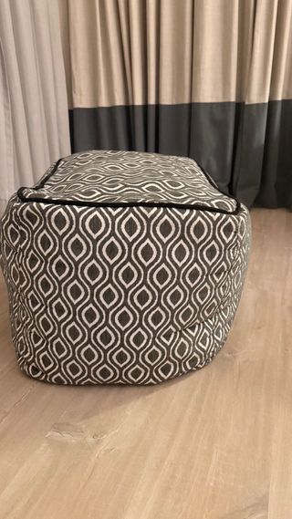 Puff de tela con estampado geométrico