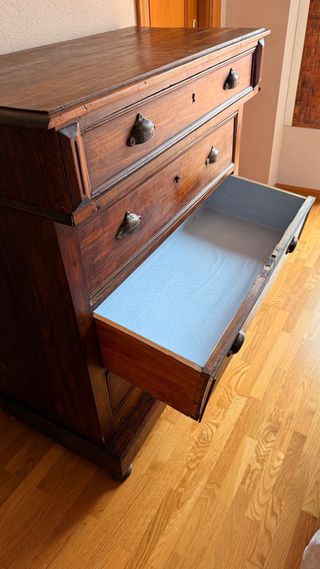 Cómoda antigua de madera