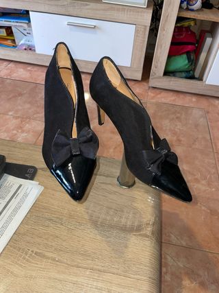 Zapatos de tacón negros con lazo