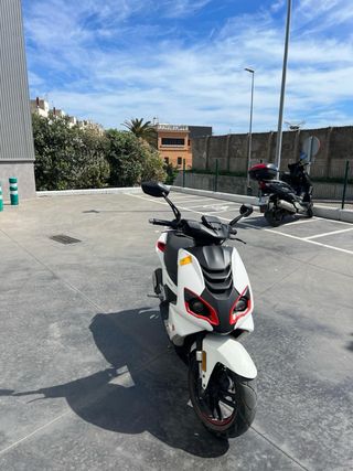 Moto Scooter Blanca y Negra