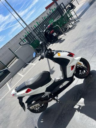 Moto Scooter Blanca y Negra
