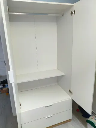 Armario blanco y madera