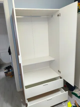 Armario blanco y madera