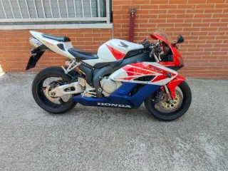 Honda CBR 1000 RR Roja y Blanca