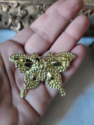 Spilla farfalla con strass verdi e oro