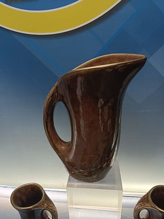 juego de jarra y 6 tazas de cerámica esmaltada en tonos marrones, años 60/70