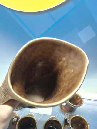 juego de jarra y 6 tazas de cerámica esmaltada en tonos marrones, años 60/70