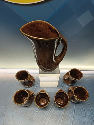 juego de jarra y 6 tazas de cerámica esmaltada en tonos marrones, años 60/70