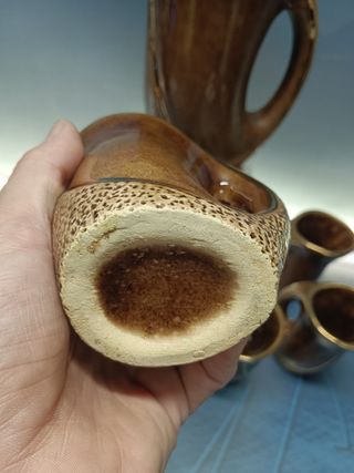 juego de jarra y 6 tazas de cerámica esmaltada en tonos marrones, años 60/70