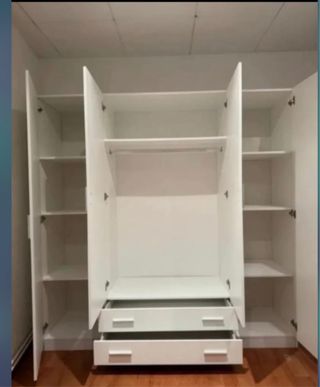 Armario blanco de madera