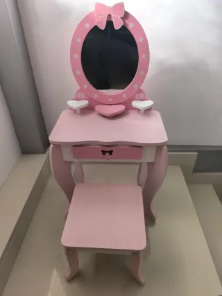 Tocador infantil rosa con taburete