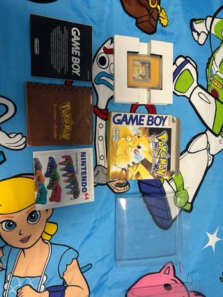 Game Boy Color + Pokémon Azul + amarillo