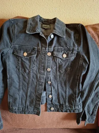 Cazadora vaquera negra Zara. Talla 36