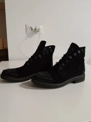 Botines negros tachuelas