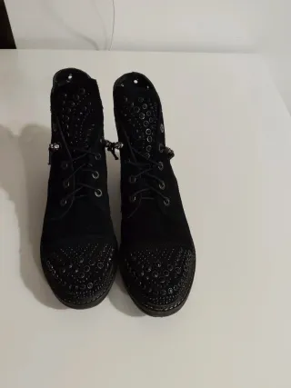 Botines negros tachuelas