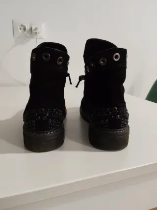 Botines negros tachuelas