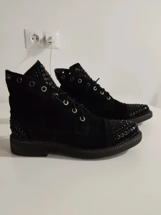 Botines negros tachuelas