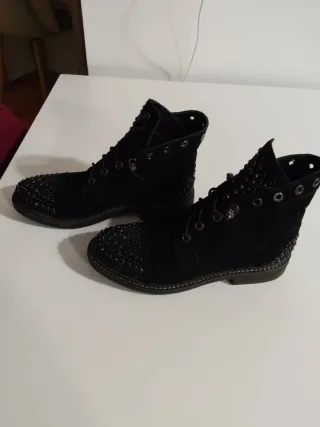 Botines negros tachuelas