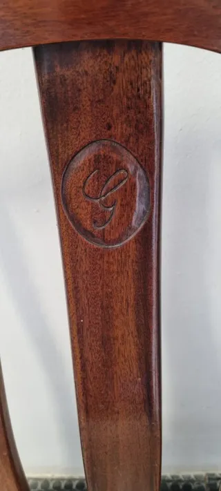 Silla de madera con asiento de tela