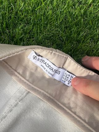 Falda efecto cuero beige Stradivarius. Talla 36