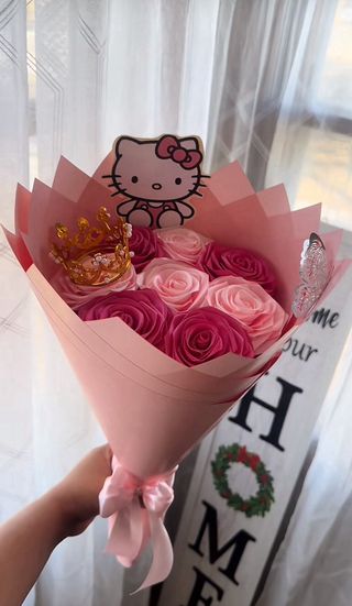 Se hace ramo de rosas con tela de seda echa a mano