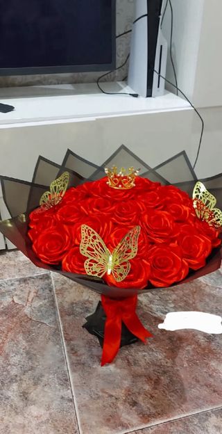 Se hace ramo de rosas con tela de seda echa a mano