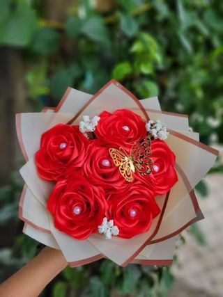 Se hace ramo de rosas con tela de seda echa a mano