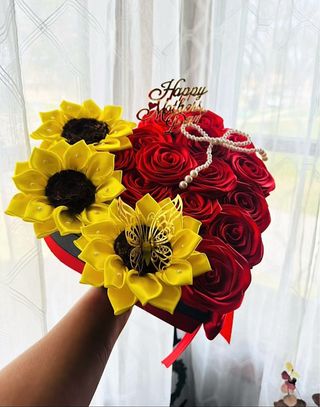 Se hace ramo de rosas con tela de seda echa a mano