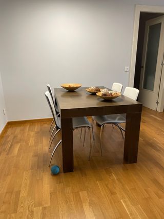 Mesa extensible y 4 sillas