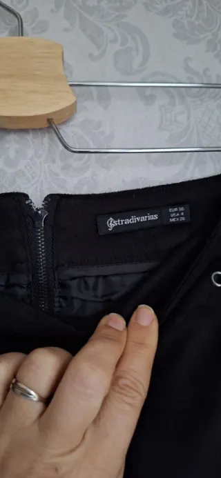 Falda ante negra con flecos y tachuelas