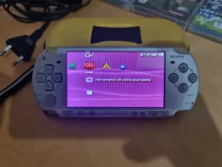 PSP 2000 Plata + 3 Juegos + Funda