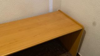 Escritorio de madera color miel