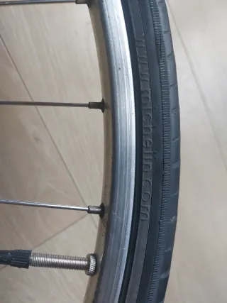 Rueda delantera de bicicleta de carretera