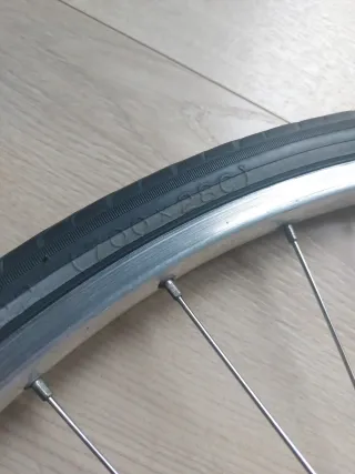 Rueda delantera de bicicleta de carretera