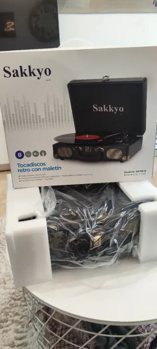 Tocadiscos Sakkyo Retro Maletín Negro Dorado.