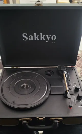 Tocadiscos Sakkyo Retro Maletín Negro Dorado.