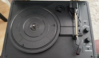 Tocadiscos Sakkyo Retro Maletín Negro Dorado.