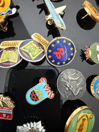 Lote de insignias y pins