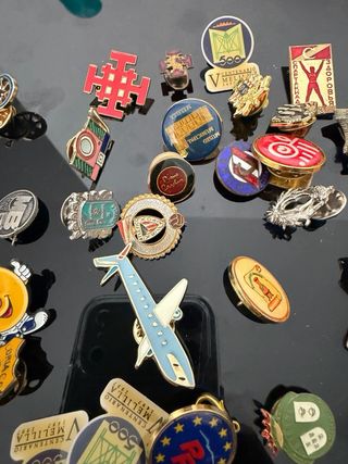 Lote de insignias y pins