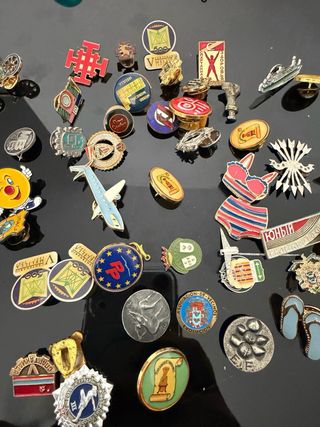 Lote de insignias y pins