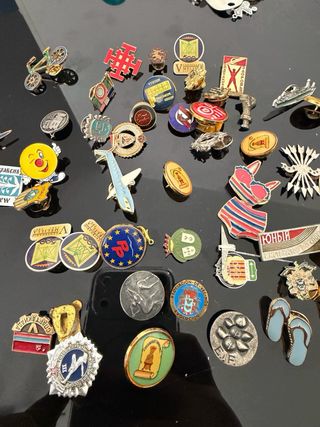 Lote de insignias y pins
