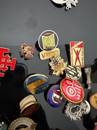 Lote de insignias y pins