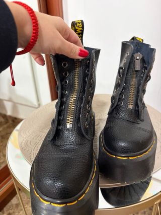 Botas Dr. Martens negras con cremallera.