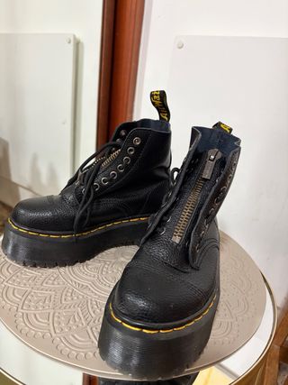 Botas Dr. Martens negras con cremallera.