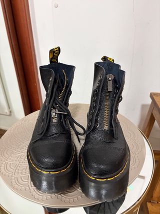 Botas Dr. Martens negras con cremallera.