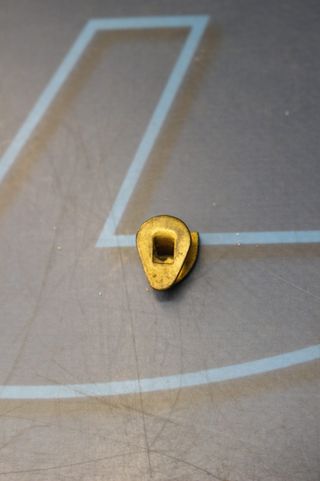 Pin, insignia EMI, Escuela Mandos Intermedios o una marca de electrodomésticos.