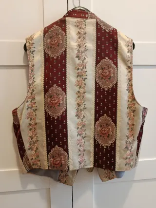 Chaleco Fallero con pasador incluido.