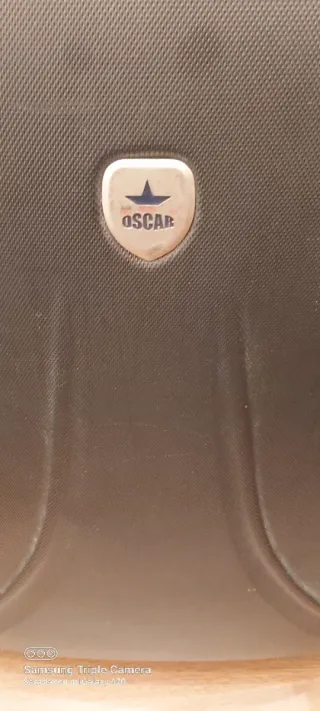 Maleta gris de viaje